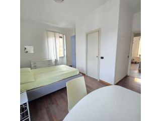 Affittasi ampia stanza matimoniale  con bagno spese incluse  ragazze Unint