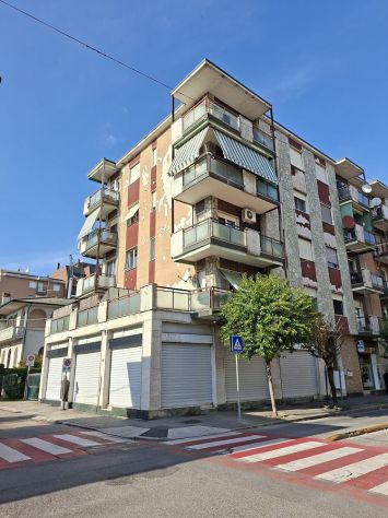 negozio in vendita