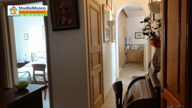 Studio Musco vende a Capri, via Dalmazio Birago, interessante appartamento, al secondo ed ultimo piano. L' appartamento è di circa 100mq coperti e ci - Foto 2