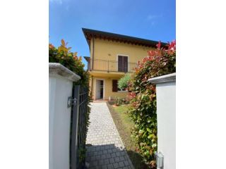Villetta a schiera in affitto a Montignoso 150 mq  Rif: 1048107