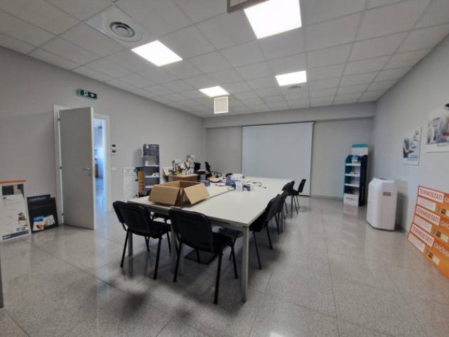 Immobile di 665 m² con più di 5 locali in affitto a Vanzago - Foto 10