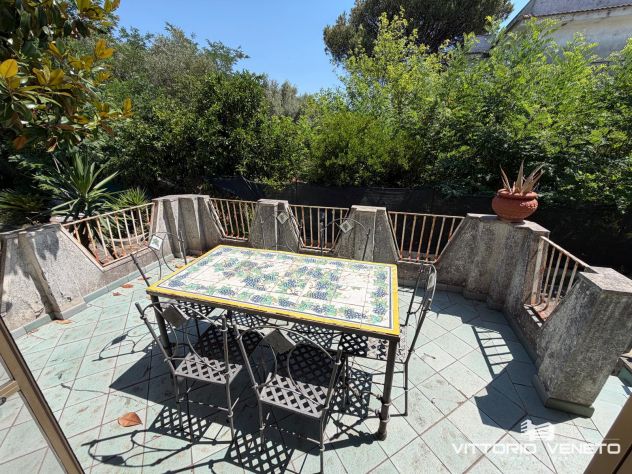 Porzione di villa indipendente su 2 livelli con giardino a pochi passi dal mare - Foto 5