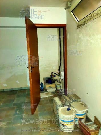 IMMOBILI-IMMOBILE COMMERCIALE-via palermo n. 158 - Foto 4