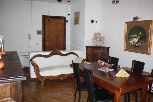 MASSA, centralissimo, appartamento al 5° piano con ascensore. L'immobile è stato completamente risistemato e si compone internamente di: sala, cucino - Foto 3