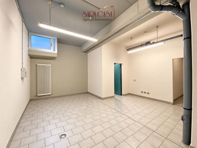 Attività commerciale con ampia vetrina sviluppata su due livelli - Foto 4