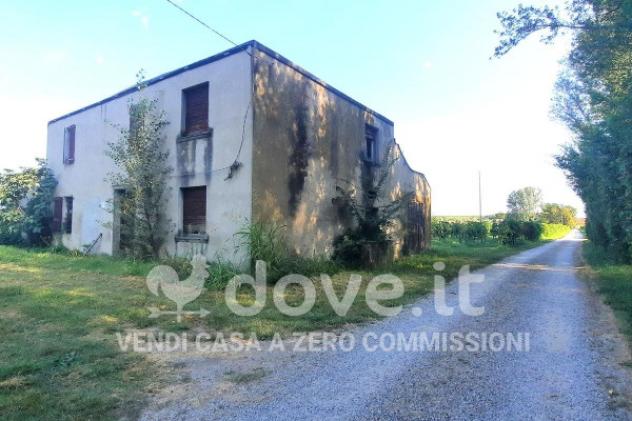 Casa indipendente di 250 m² con 5 locali e posto auto in vendita a Novi di Modena