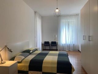 Camera arredata in elegante appartamento zona Valentino