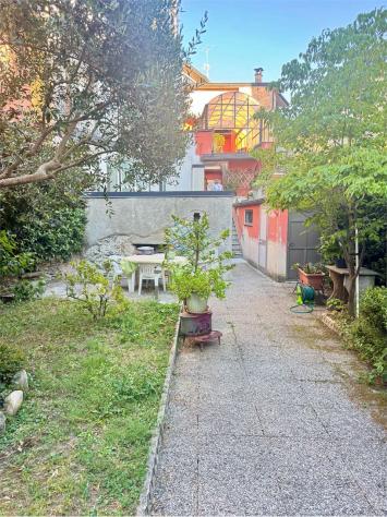 V000592 - NUDA PROPRIETÀ – Trilocale su tre livelli in centro città - Foto 2