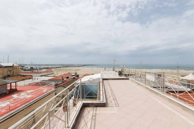 VILLA A SCHIERA di 5 vani e di 150 mq (VIAREGGIO) rif. 1003