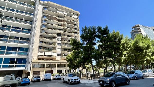 Locale commerciale in affitto a Bari, Poggiofranco