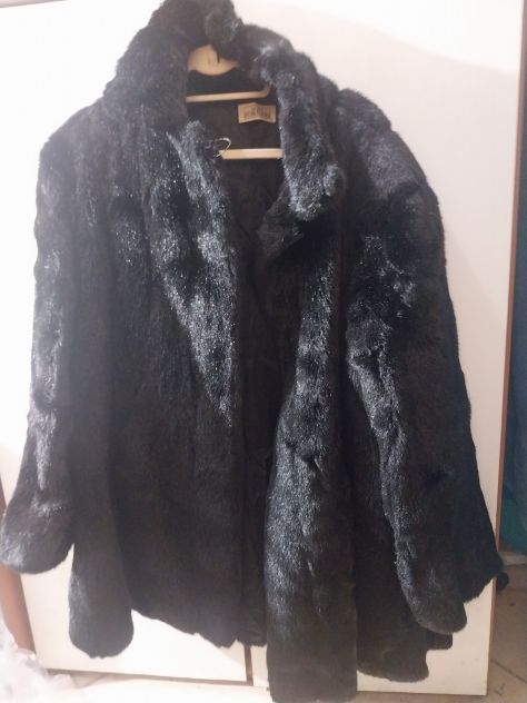 Cappotto pelliccia sintetica nera a pelo lungo come foto con tasche