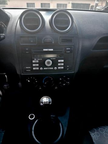 Ford Fiesta 1.2 5 porte benzina neopatentati - Foto 8