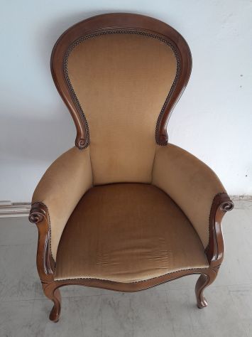 Poltrona in legno intagliato con rivestimento in tessuto Velluto beige