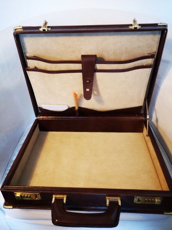 SVENDO ELEGANTE BORSA RIGIDA IN CUOIO DA COLLEZIONE CON UTILE SORPRESA - Foto 2
