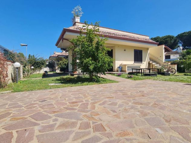 Multinazionale ricerca Villa con piazzale privato con la massima urgenza