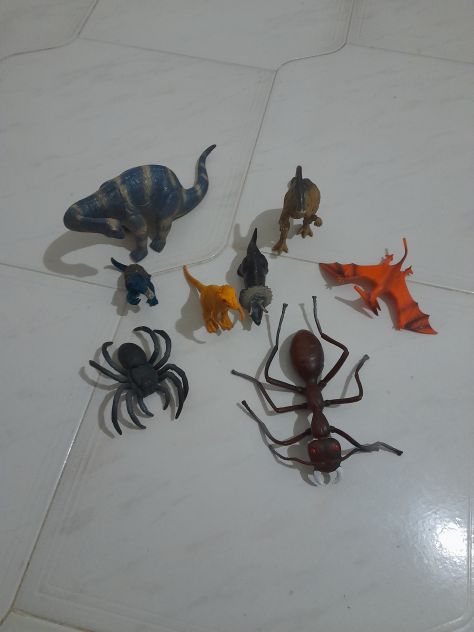 Otto dinosauri e due insetti di plastica rigida, in varie dimensioni differenti. - Foto 10