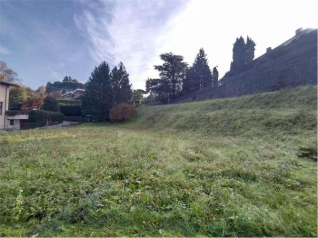 Terreno di 2000 m² in vendita a Oggiono
