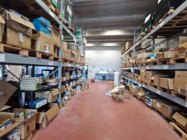 Immobile di 665 m² con più di 5 locali in affitto a Vanzago - Foto 7