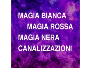Operatrice esoterica esperta comprensiva empatica esegue riti magia rossa e nera