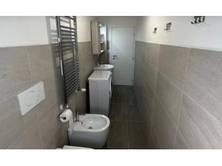Camera con balcone e cabina armadio