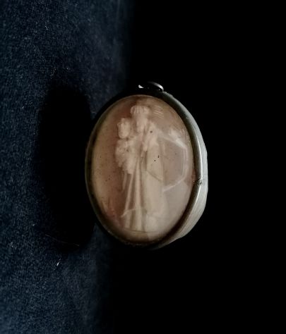 ANTICO MEDAGLIONE CON SCULTURA VOTIVA IN SCHIUMA SOTTO VETRO, 1800. - Foto 4