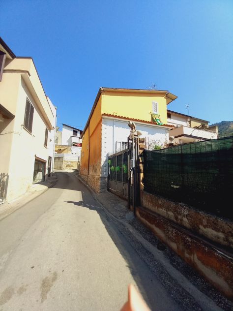 Santa Maria A Vico Semi-ndipendente con ampio cortile e piccolo giardino
