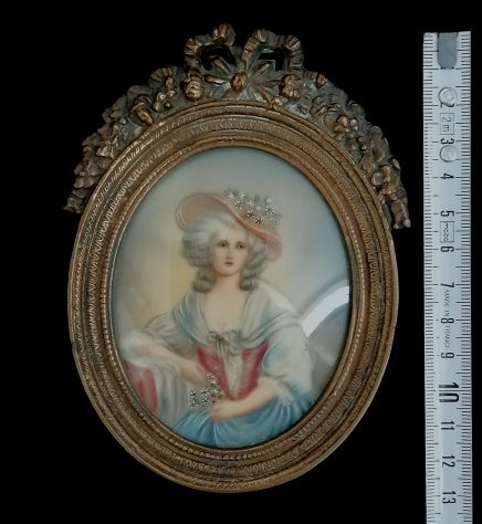 BELLA MINIATURA DI DAMA IN ABITI SETTECENTESCHI CON CORNICE BRONZO EPOCA 1900. - Foto 7
