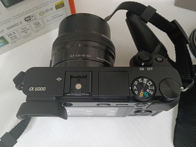 Sony Alpha 6000 mirrorless con scatola e due obiettivi - Foto 5