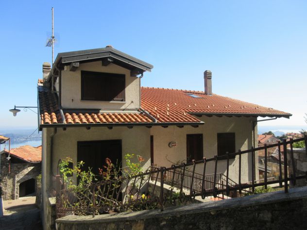 Vendesi casa indipendente in centro paese con giardino