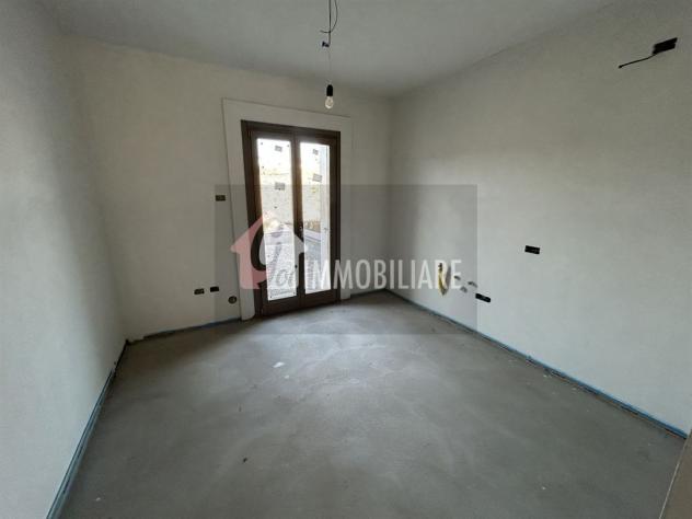 Elegante Quadrilocale Su Due Livelli con Travi a Vista e Posto Auto - Foto 19