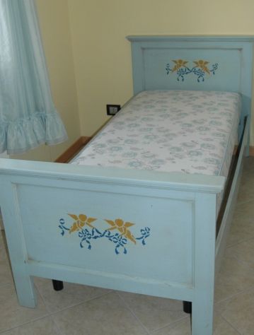 Cameretta singola, in legno massiccio con disegni dipinti - Foto 2