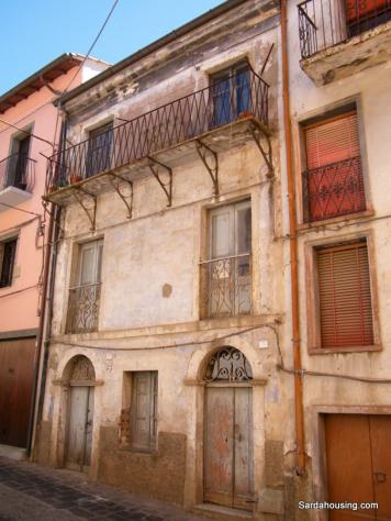Nel centro storico di Santu Lussurgiu, antico borgo della Sardegna centro-occidentale, vi proponiamo una particolare casa storica ristrutturata in par