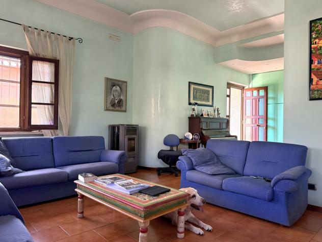 RONCHI, zona tranquilla e vicina al mare, villa su più livelli con ampio giardino su quattro lati. Al piano terra troviamo ingresso, salone, tinello, - Foto 5
