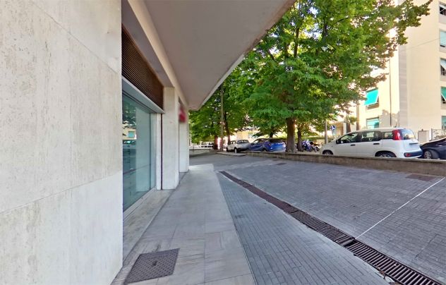 VIALE PETRARCA: Fondo commerciale con 4 vetrine - grande visibilità! - Foto 10
