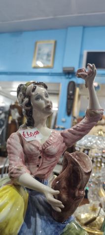 Statua Donna in Abiti Tradizionali con Brocca e Fiori – 25237 - Foto 3