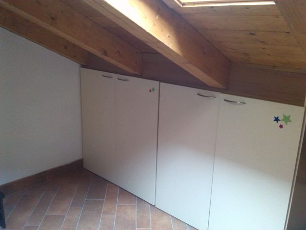 Stanza arredata vicino ai mezzi - Foto 3