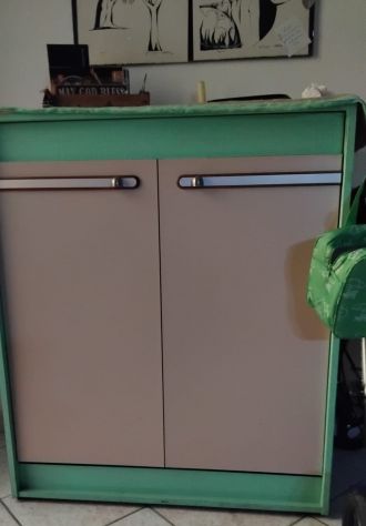 Mobiletto letto a scomparsa.