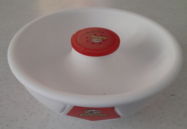 Pringles Foot Bowl forma di mezzo pallone da calcio Nuovo mai usato. La ciotola