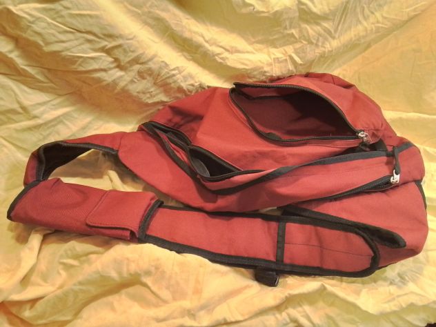 Zaino monospalla bordeaux, con 3 tasche esterne, 1 tasca interna e portacellula - Foto 4