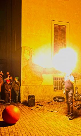 TRAMPOLIERI, GIOCOLIERI, SPETTACOLO FUOCO, ARTISTI DA STRADA A BERGAMO - Foto 3