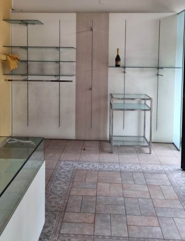 ARREDO NEGOZIO BIANCO E ROVERE 16378