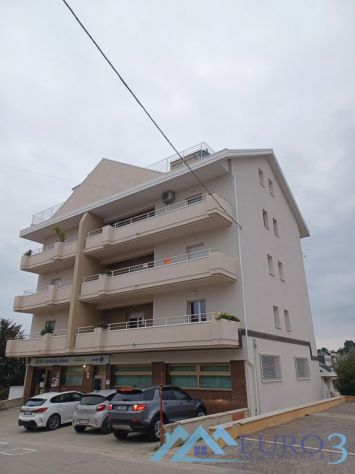 APPIGNANO DEL TRONTO-APPARTAMENTO AMPIA METRATURA CON BALCONE E FONDACO