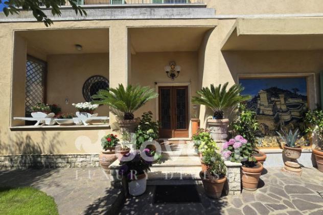 Villa di 270 m² con più di 5 locali e box auto doppio in vendita a Sarteano - Foto 2