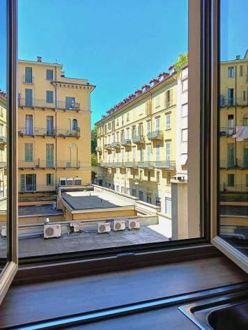 Luminosa camera con balcone in elegante appartamento ristrutturato - Foto 4