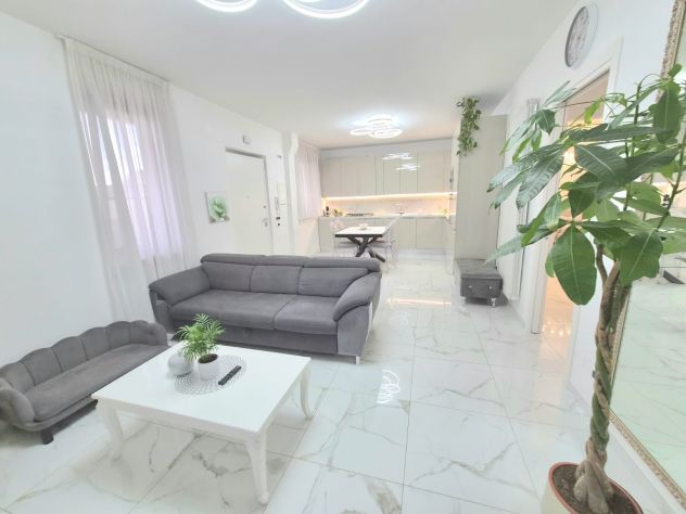 Elegante soluzione indipendente ristrutturata e arredata con due corti private - Foto 8