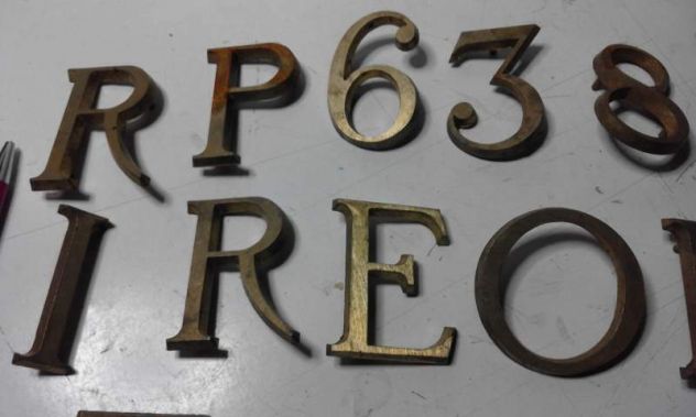 Numeri e lettere in ottone 11 pezzi - epoca