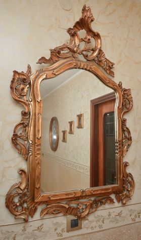 Antica Specchiera da Parete in Legno Massello Scolpito e Dorato - Stile Rococò