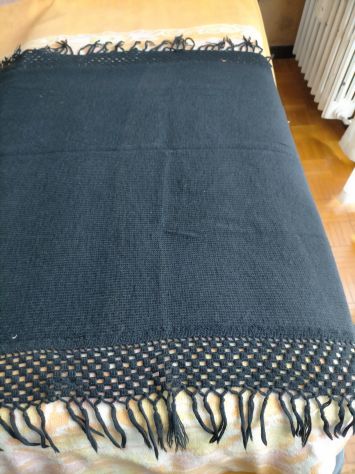 Coperta nera fatta a mano
