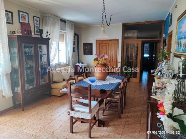Casa bifamiliare in posizione centrale con ampio scoperto esclusivo, garage e due unità abitative - Foto 12