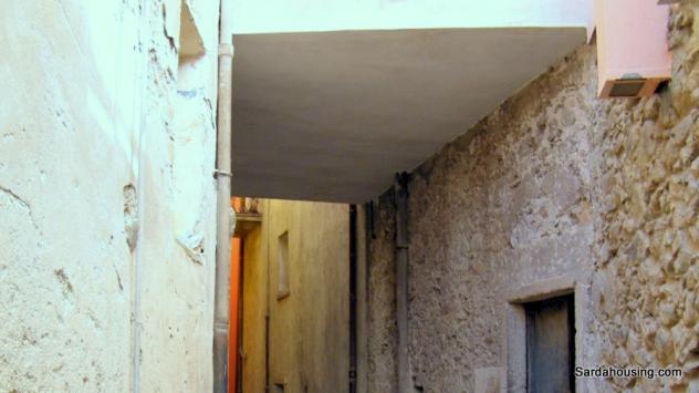 Nel centro storico di Santu Lussurgiu, antico borgo della Sardegna centro-occidentale, vi proponiamo una particolare casa storica ristrutturata in par - Foto 15